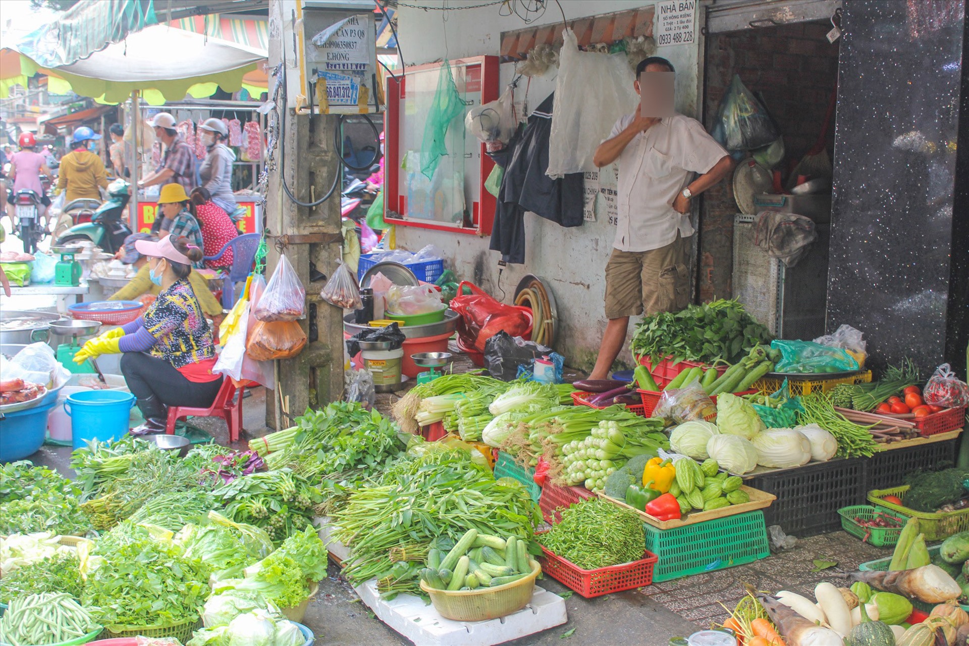 Giá nhiều loại rau tại TP Hồ Chí Minh bị ảnh hưởng bởi mưa lớn. 