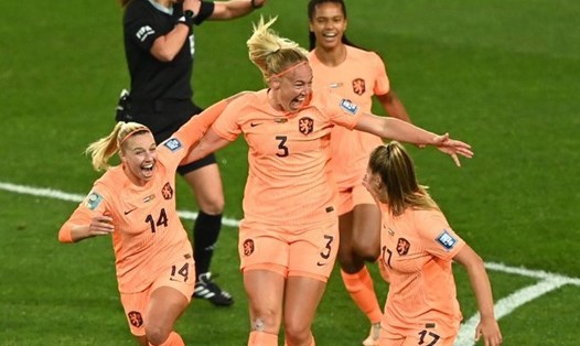 Trung vệ Van der Gragt (số 3) và tiền vệ Pelova (số 17) đều đã tập luyện trở lại cùng tuyển nữ Hà Lan, chuẩn bị cho trận gặp tuyển nữ Việt Nam. Ảnh: FIFA