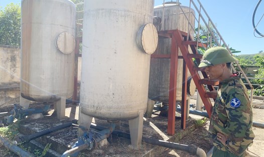Nhà máy nước sạch ở Thọ Điền không có kinh phí để mua hóa chất và thay hệ thống bọt xốp cũng như bể cát nên nước qua nhà máy gần như không được xử lý, không đảm bảo chất lượng. Ảnh: Trần Tuấn.