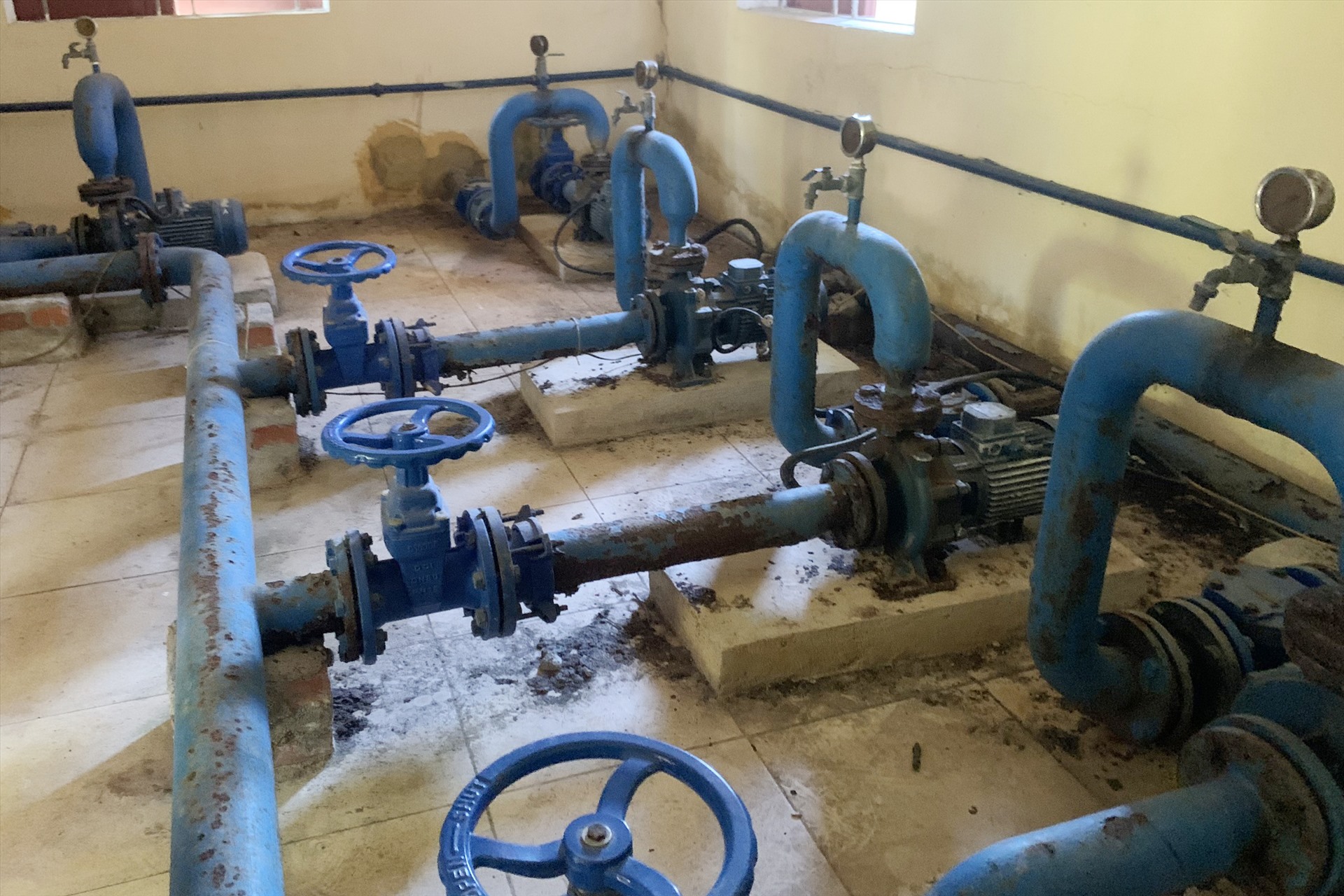 Nhà máy nước sạch Quang Thọ hiện 3/4 máy bơm đã hỏng không có kinh phí sửa chữa. Ảnh: Trần Tuấn.