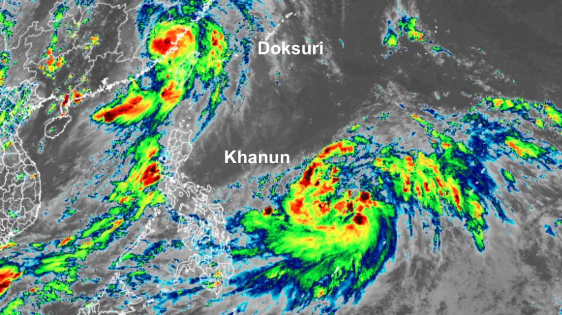 Hình ảnh vệ tinh hồng ngoại của bão Doksuri (trên cùng bên trái) và bão Khanun (dưới cùng bên phải) lúc 12h54 ngày 28.7.2023, khoảng ba giờ sau khi Doksuri đổ bộ vào bờ biển phía đông nam Trung Quốc. Ảnh: RAMMB/CIRA/CSU