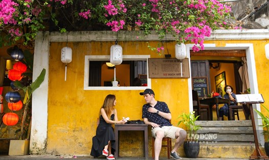 Khách du lịch tại một quán cà phê ở Hội An, Quảng Nam hồi tháng 4.2023. Ảnh: Văn Trực