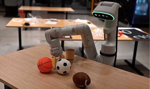 Một cánh tay robot đang được đào tạo bởi chương trình dành cho trí tuệ nhân tạo của Google. Ảnh: Google
