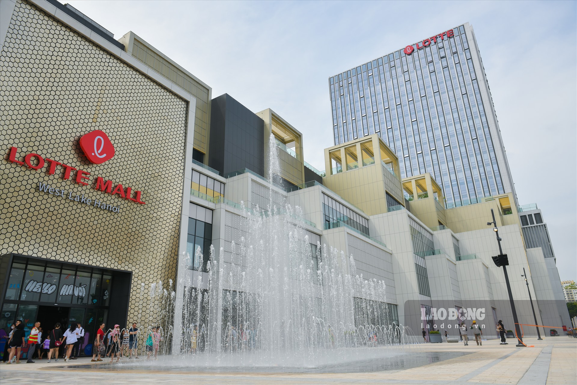 Lotte Mall West Lake Hanoi sẽ bắt đầu mở cửa thử nghiệm từ 28.7.2023, chào đón người dân và khách du lịch đến tham quan, mua sắm và tận hưởng các dịch vụ đa dạng trước khi chính thức khai trương vào 22.9.2023.