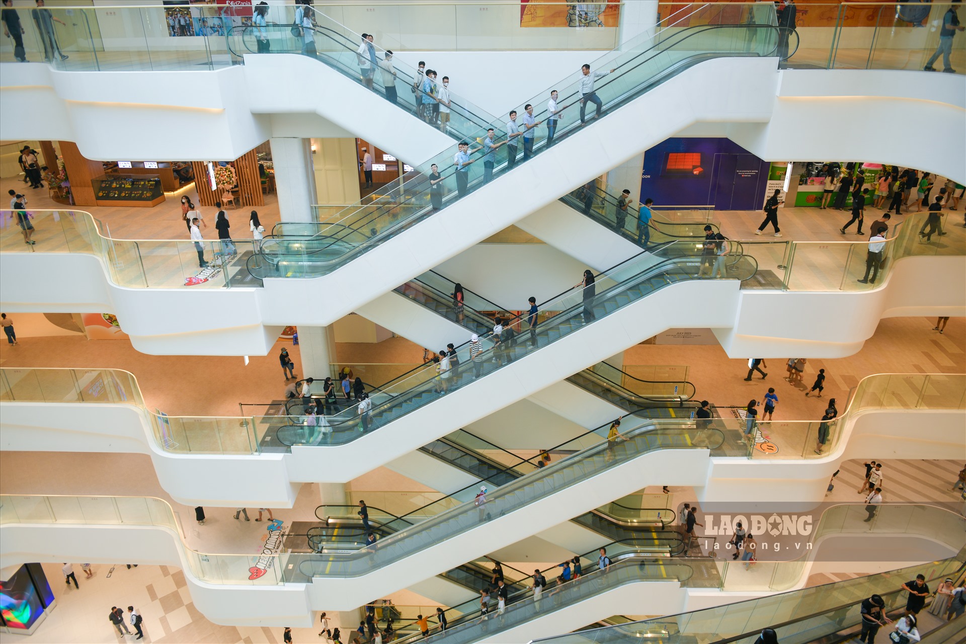 Trung tâm thương mại, phân khu chính của Lotte Mall West Lake Hanoi có quy mô 7 tầng, bao gồm 5 tầng nổi và 2 tầng hầm