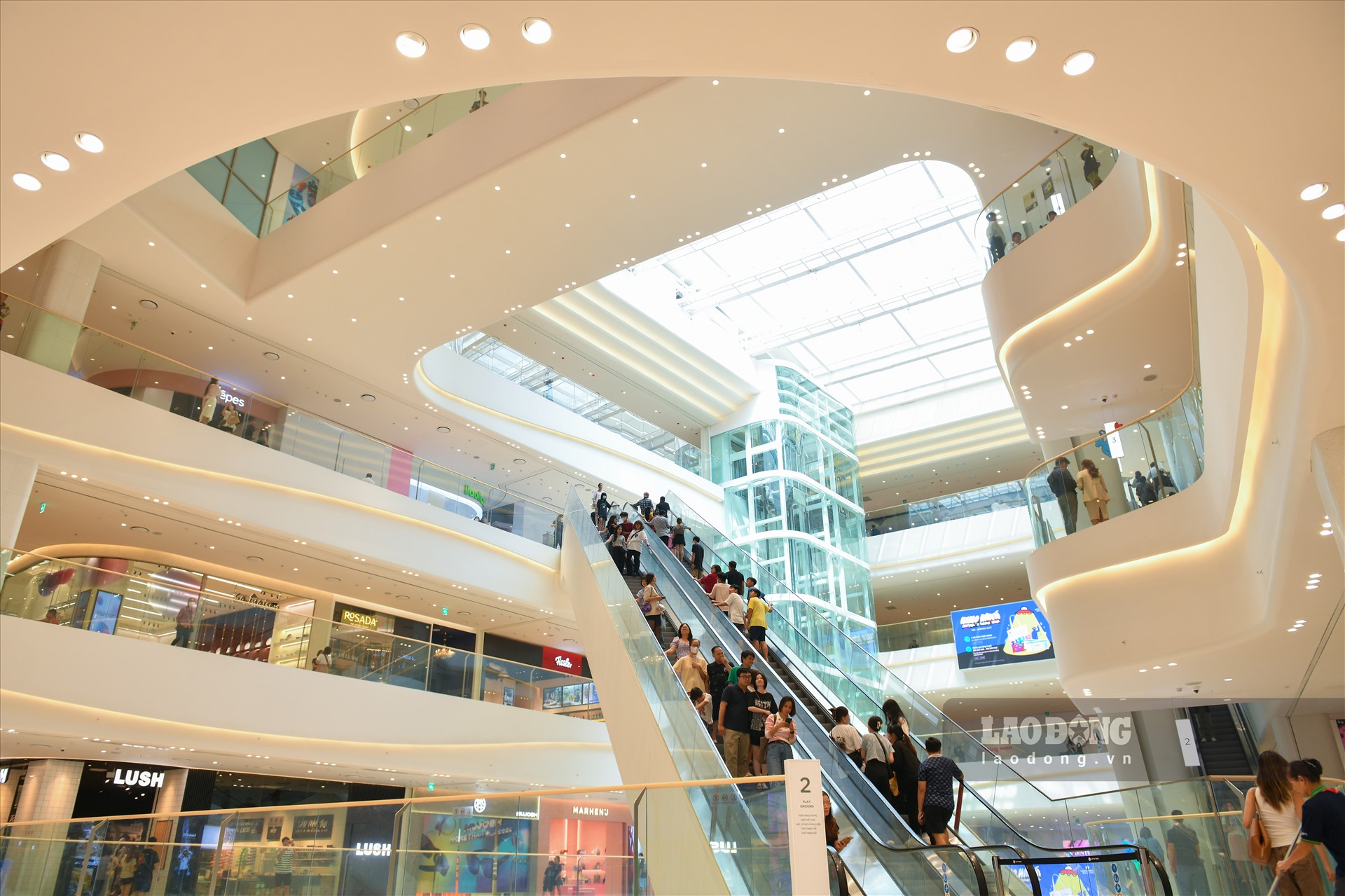Được thiết kế theo phong cách Hàn Quốc, hoàn toàn mới lạ so với các trung tâm thương mại khác của Hà Nội. Ngoài ra, việc tận dụng ánh sáng bên ngoài cũng khiến không gian bên trong trở nên thoáng đãng hơn.