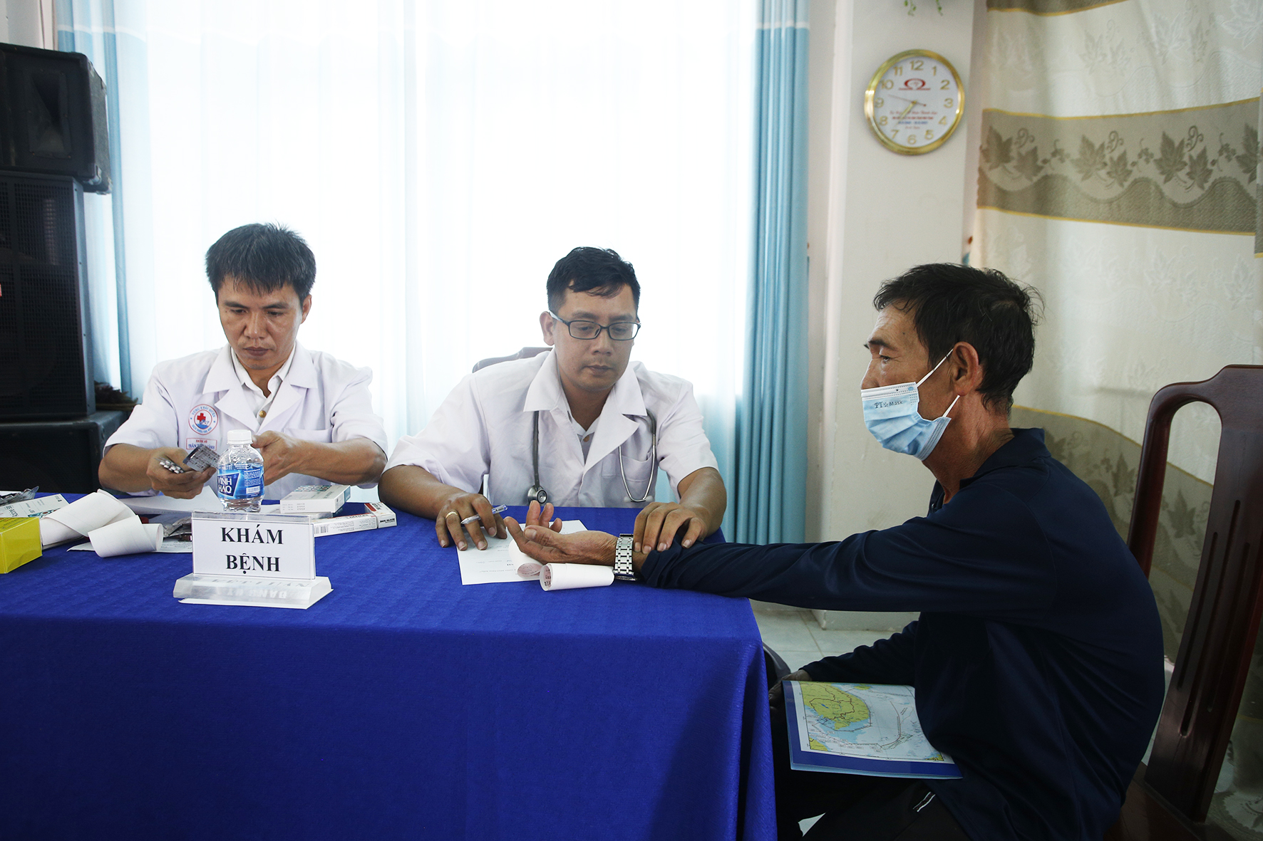 Bộ Tư lệnh Vùng 4 Hải quân đã tổ chức thăm khám sức khỏe, cấp thuốc miễn phí cho gần 100 bà con ngư dân. Ảnh: San Hô