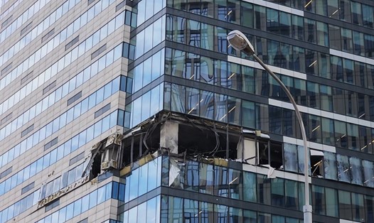Tòa nhà văn phòng ở thủ đô Mátxcơva bị hư hại trong cuộc tấn công ngày 30.7.2023. Ảnh: RT