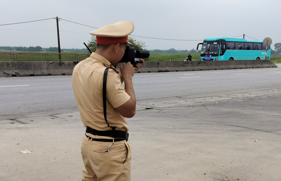 Lực lượng CSGT Thanh Hóa sử dụng máy bắn tốc độ trên tuyến quốc lộ 1A (đoạn qua địa bàn tỉnh Thanh Hóa). Ảnh: Công an Thanh Hóa