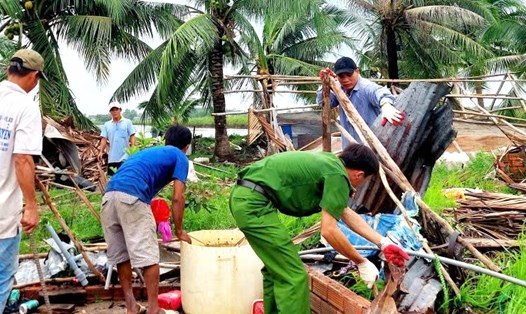 Dông lốc ngày 30.7 làm hàng trăm căn nhà tại tỉnh Cà Mau sập, tốc mái. Ảnh: Nhật Hồ