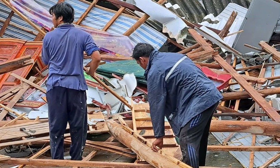 Giúp dân khắc phục hậu quả lốc xoáy làm sập, tốc mái nhà dân tại xã Vĩnh Hưng A, huyện Vĩnh Lợi, tỉnh Bạc Liêu. Ảnh: Nhật Hồ