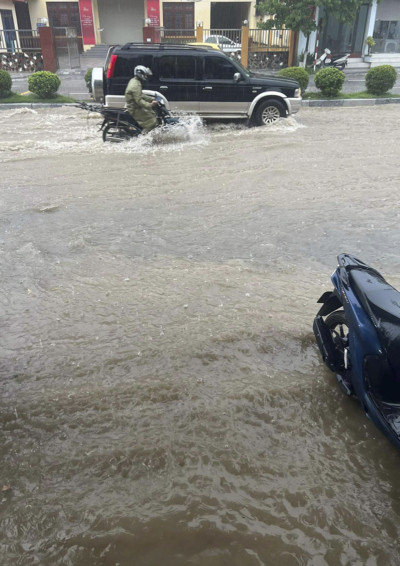 Tình trạng ngập úng xảy ra sau trận mưa ngày 29.7 trên đường Võ Nguyên Giáp, TP Điện Biên Phủ. Ảnh: Người dân cung cấp