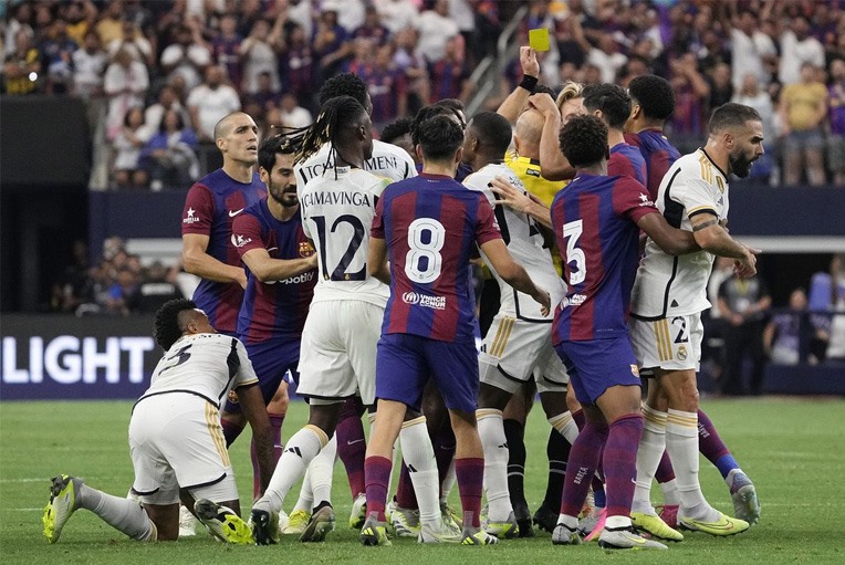 Hai đội Real Madrid và Barca sẵn sàng lao vào nhau trong trận. Ảnh: CLB Real Madrid