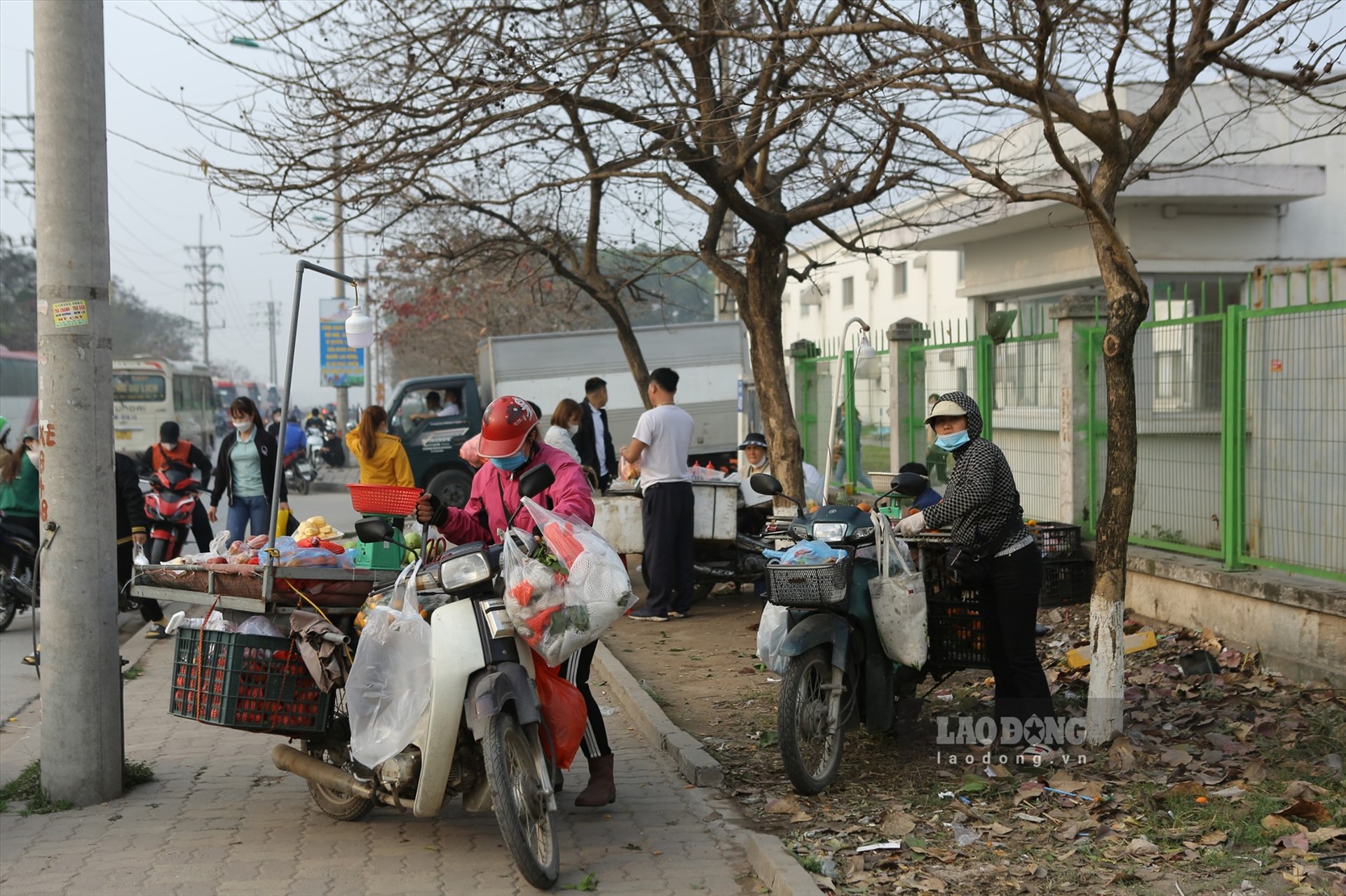  Những xe hàng rong trước cổng một công ty trong KCN Quang Châu. Ảnh: Nguyễn Kế 