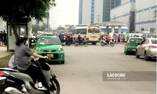 2 hàng taxi chiếm gần hết làn đường trong KCN ở Bắc Giang. Ảnh: Nguyễn Kế