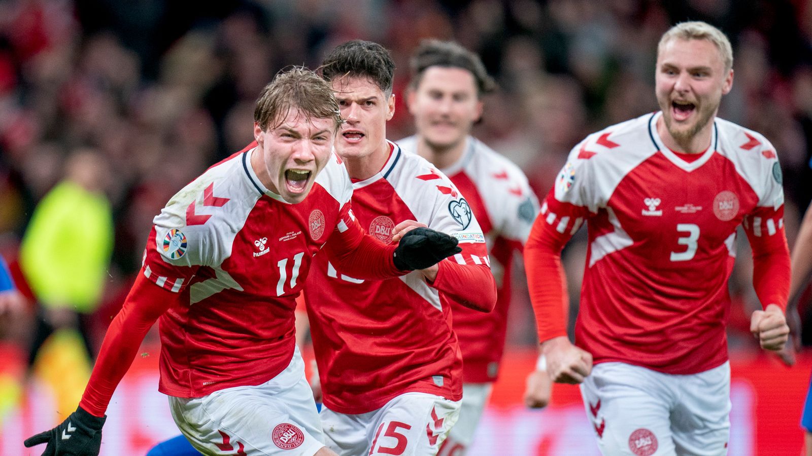 Rasmus Hojlund ăn mừng cú hat-trick trong màu áo tuyển Đan Mạch hồi tháng 3.  Ảnh: AFP