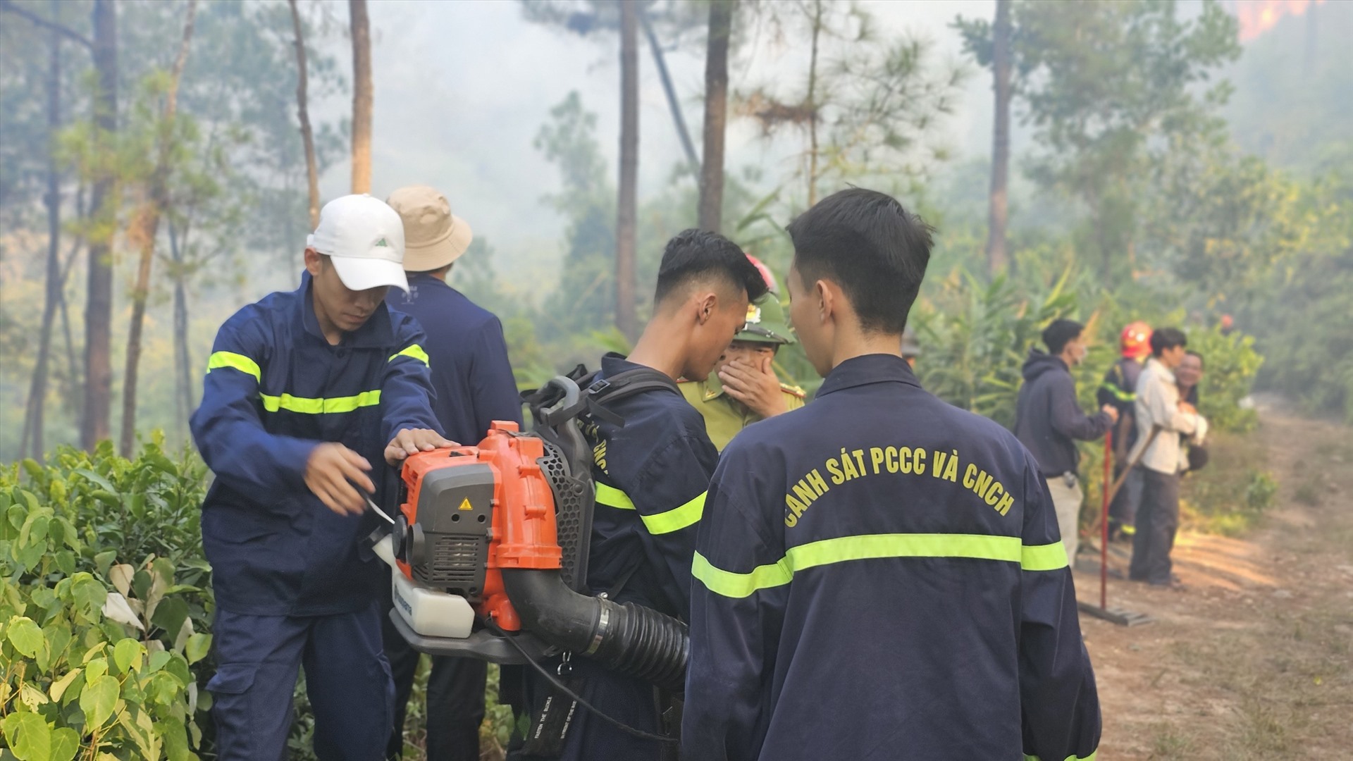 Lãnh đạo Phòng Cảnh sát PCCC Công an tỉnh Thừa Thiên Huế, Chi cục Kiểm lâm tỉnh, Công an TP. Huế đang trực tiếp chỉ đạo công tác chữa cháy. 