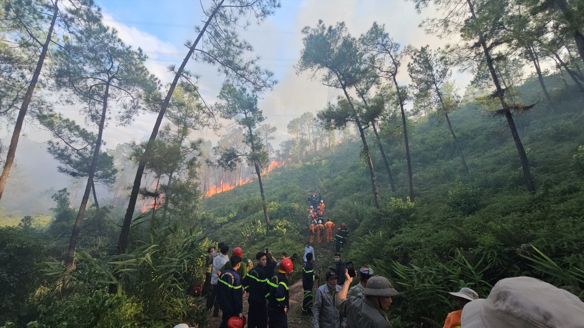 Đến khoảng 17h chiều 30.7, hàng chục cán bộ, chiến sĩ cảnh sát PCCC, Kiểm lâm tỉnh Thừa Thiên Huế đang nỗ lực khống chế vụ cháy rừng thông ở xã Thủy Bằng, TP. Huế. 