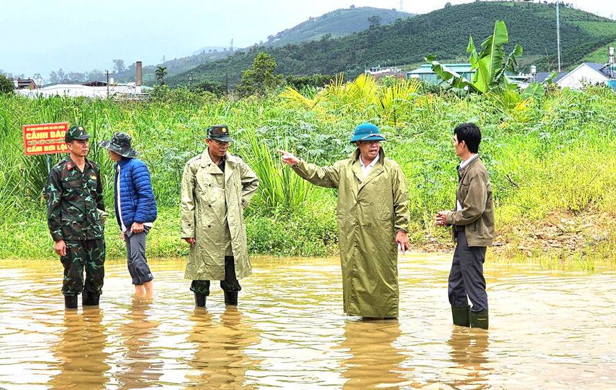 Phó Bí thư Thường trực Thành ủy Bảo Lộc Nghiêm Xuân Đức trực tiếp chỉ đạo công tác phòng chống mưa bão tại xã Đại Lào. Ảnh: Khánh Phúc