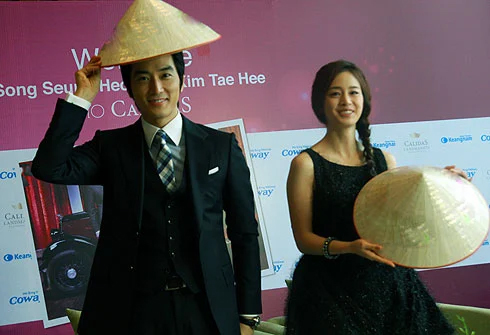 Từ năm 2012, cách đây 11 năm, khi Song Seung Hun và Kim Tae Hee đến Việt Nam, họ đã nói rất thích phở và chụp ảnh cùng nón lá. Ảnh: Chụp màn hình