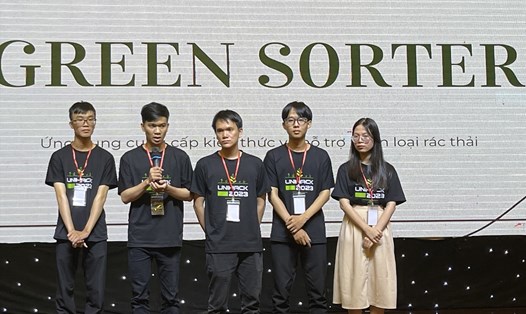 Đội thi Green Guardians, sinh viên trường Đại học Bách khoa Đà Nẵng chính thức giành được ngôi vị quán quân của cuộc thi UniHack 2023. Ảnh: Nguyễn Linh