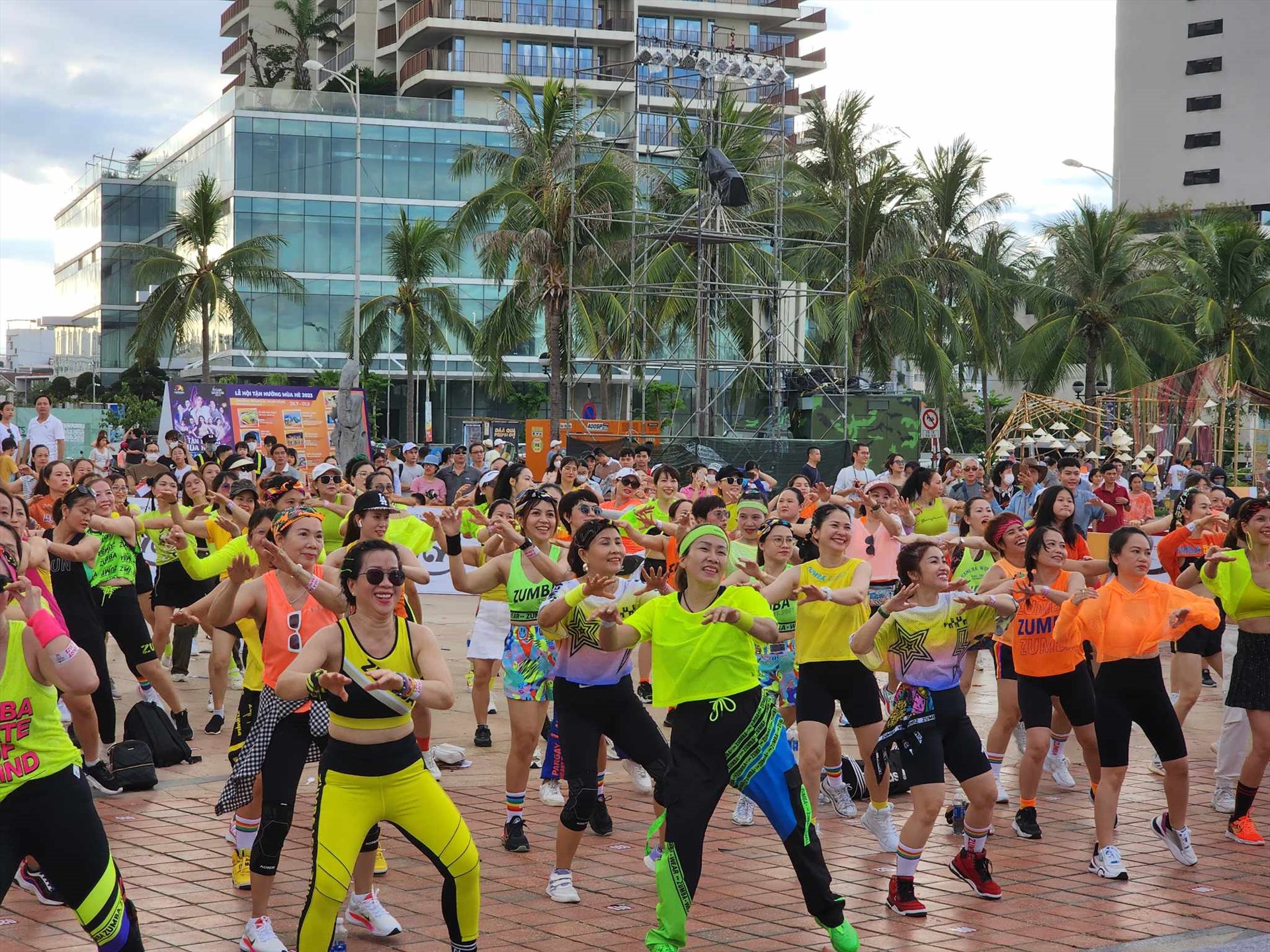 Khoảng 200 người đồng diễn zumba bên bờ biển Đà Nẵng. Ảnh: Thùy Trang