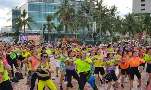 Khoảng 200 người đồng diễn zumba bên bờ biển Đà Nẵng. Ảnh: Thùy Trang