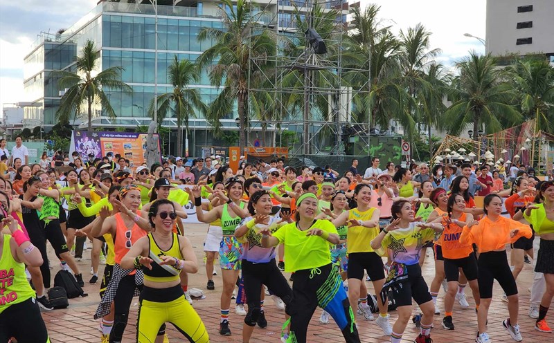 Khoảng 200 người đồng diễn zumba bên bờ biển Đà Nẵng. Ảnh: Thùy Trang