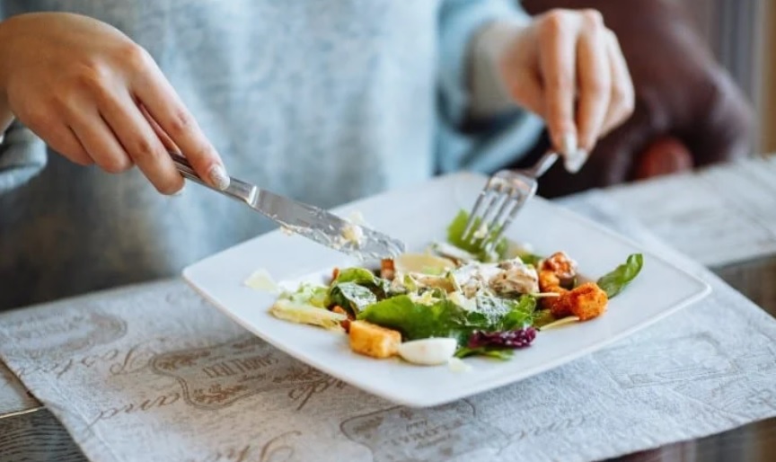 Ăn chậm cũng được cho là một cách giảm cân. Đồ hoạ: Mạnh Hoạt.