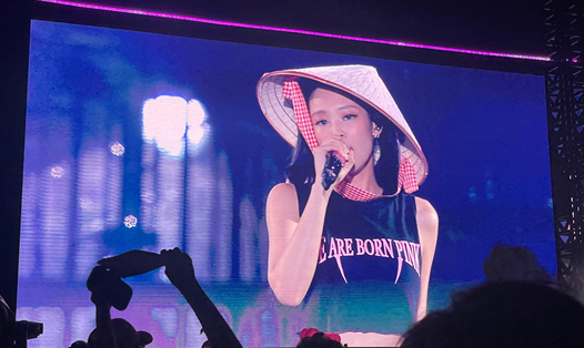 Kim Jennie đội nón lá trong đêm diễn đầu tiên của Blackpink tại Hà Nội. Ảnh: Chi Trần