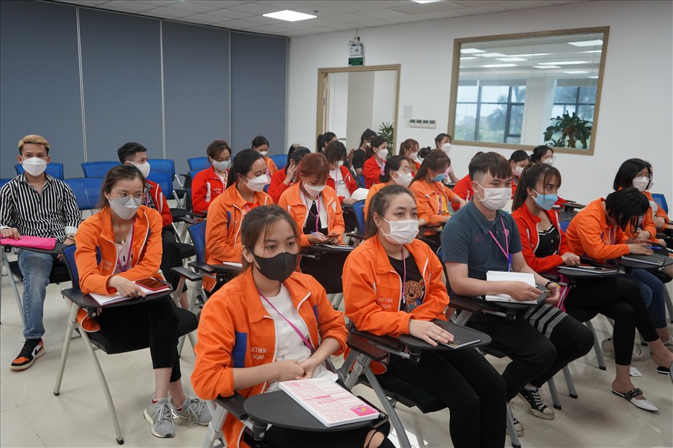 Lớp bồi dưỡng ngoại ngữ của cán bộ công đoàn, công nhân lao động Công ty TNHH Regina Miracle International Việt Nam (KCN VSIP). Ảnh: Mai Dung