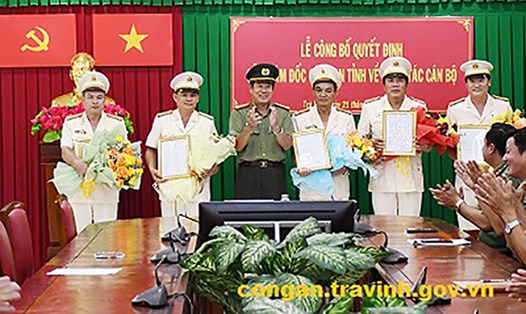 Đại tá Huỳnh Văn Thình - Phó Giám đốc Công an tỉnh Trà Vinh trao quyết định điều động với các thượng tá. Ảnh: Công an tỉnh Trà Vinh