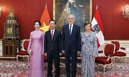 Chủ tịch nước Võ Văn Thưởng và Phu nhân chụp ảnh chung với Tổng thống Cộng hòa Áo Alexander Van der Bellen và Phu nhân. Ảnh: TTXVN