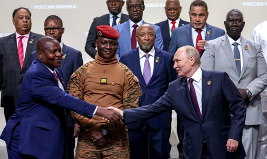 Tổng thống Vladimir Putin và các nhà lãnh đạo châu Phi chụp ảnh chung sau Hội nghị cấp cao Nga - châu Phi ở 
St.Petersburg. Ảnh: TASS