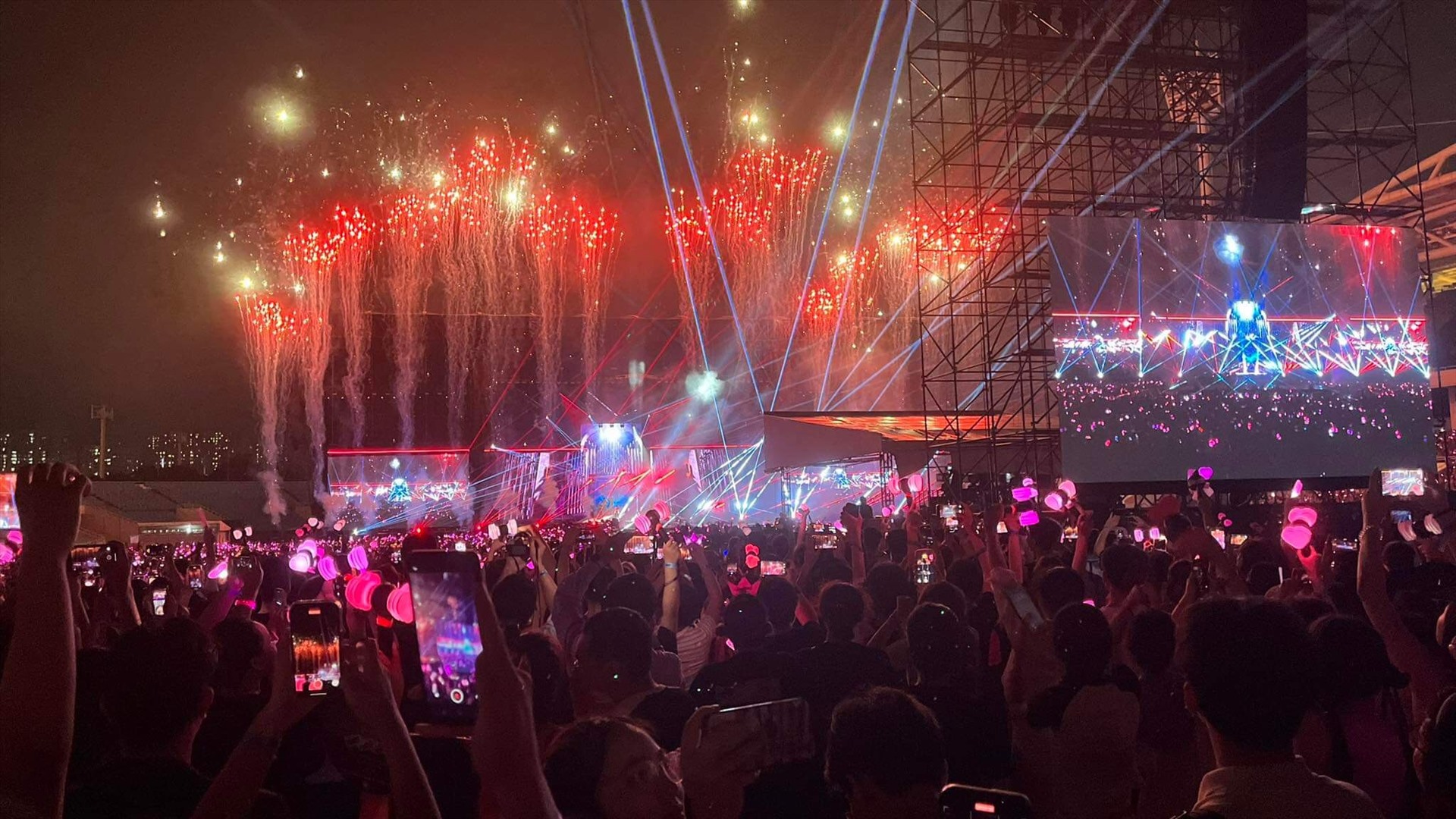 Nhóm nhạc nhà YG Entertainment tiếp tục thể hiện những màn trình diễn bùng nổ, khuấy động không khí ở sân Mỹ Đình. Đây cũng là đêm diễn cuối cùng cuối cùng trong tour diễn toàn cầu Born Pink của Blackpink tại châu Á.