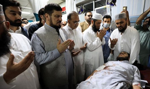 Cầu nguyện cho người bị thương trong vụ đánh bom tự sát ở Pakistan hôm 30.7. Ảnh: Reuters