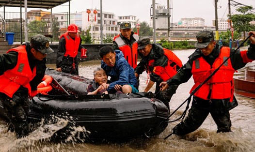 Sơ tán người mắc kẹt trong lũ lụt ở huyện Phúc Thanh, tỉnh Phúc Kiến. Ảnh: CNS
