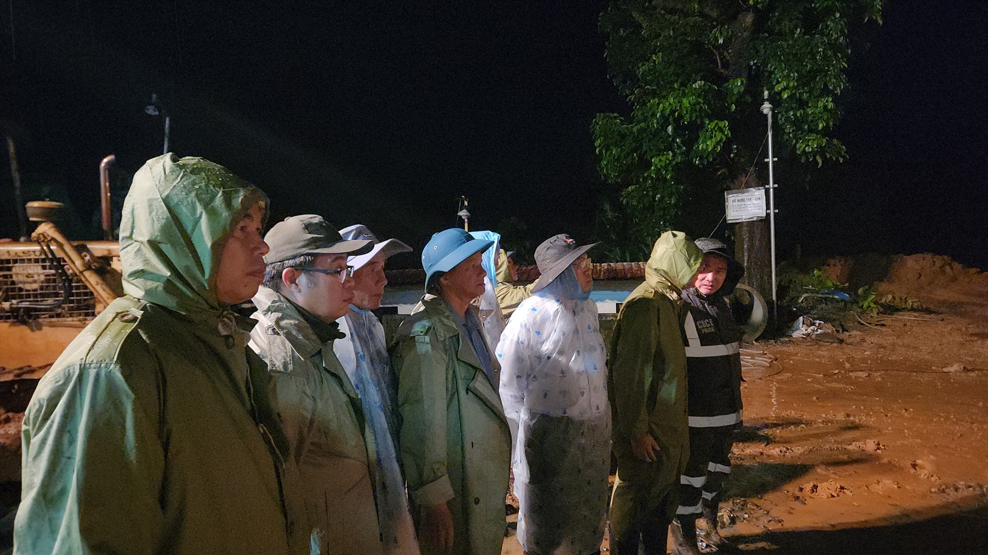 Lãnh đạo tỉnh Lâm Đồng trực tiếp có mặt chỉ đạo công tác tìm kiếm cứu nạn, cứu hộ. Ảnh: Khánh Phúc