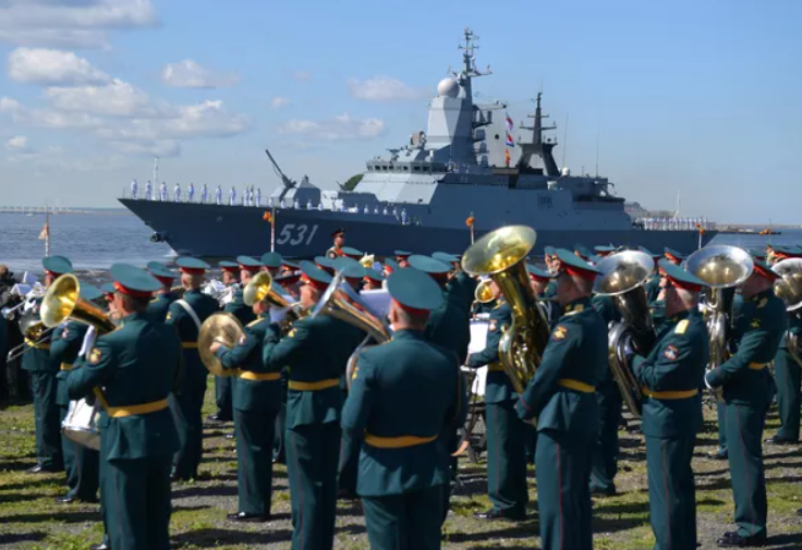 Tàu hộ tống cận vệ Soobrazitelny tham gia duyệt binh ở Kronstadt. Ảnh: Sputnik