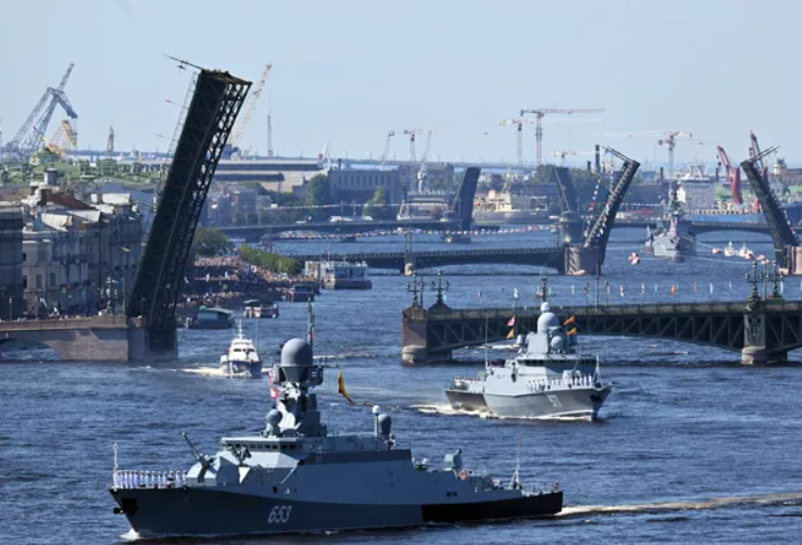 Tàu tên lửa nhỏ Uglich và Sovetsk (phải) tại lễ duyệt binh ở St. Petersburg. Ảnh: Sputnik