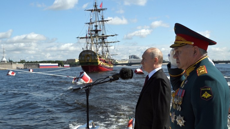 Tổng thống Nga Vladimir Putin cùng Bộ trưởng Quốc phòng Sergei Shoigu tham dự lễ duyệt binh ở St. Petersburg. Ảnh: Sputnik