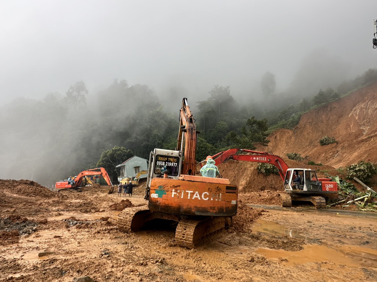 Theo ghi nhận của phóng viên Lao Động tại hiện trường, các lực lượng cứu hộ vẫn đang khoanh vùng, đào xới đất để tìm thi thể nạn nhân còn lại. Tuy nhiên, điều kiện thời tiết khắc nghiệt chính là trở ngại lớn, ảnh hưởng đến tốc độ tìm kiếm người gặp nạn.