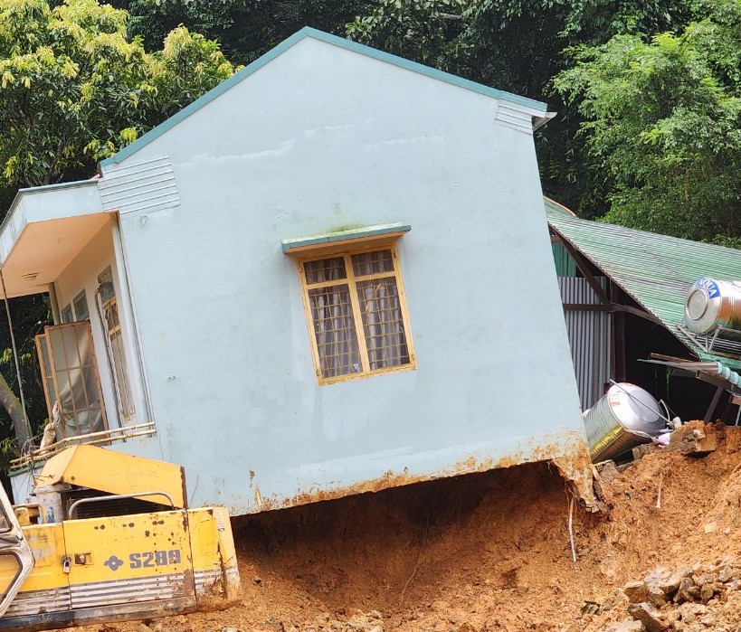 Nhiều ngôi nhà tan hoang sau vụ sạt lở nghiêm trọng trên đèo Bảo Lộc. Đến nay cơ quan chức năng vẫn chưa thống kê đầy đủ về thiệt hại tài sản của người dân địa phương .