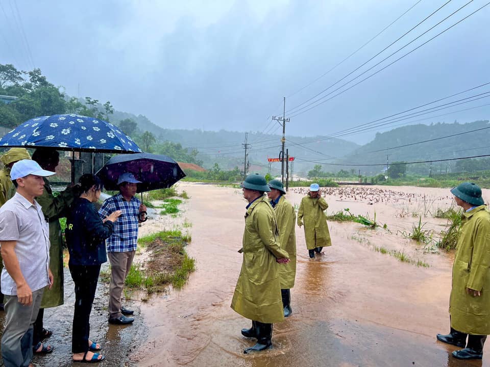 Lực lượng chức năng tỉnh Đắk Nông kiểm tra tình hình ngập lụt trên địa bàn (ảnh Tạ Châm)