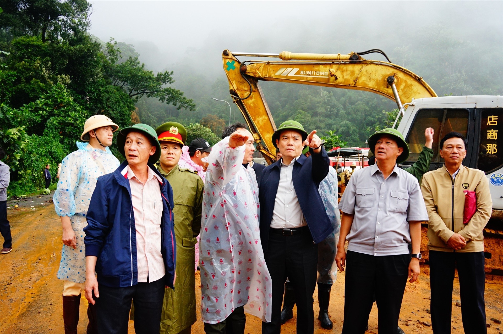 Phó Thủ tướng Trần Lưu Quang chỉ đạo bảo đảm công tác tìm kiếm cứu nạn, cứu hộ phải bảo đảm an toàn cho lực lượng cứu hộ. Ảnh: Phan Tuấn