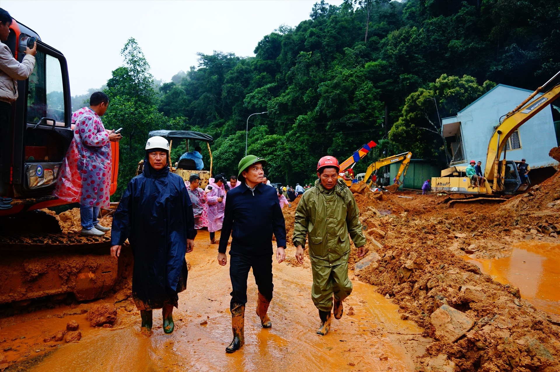 Phó Thủ tướng Trần Lưu Quang trực tiếp đến kiểm tra hiện trường và chỉ đạo công tác tìm kiếm cứu nạn, cứu hộ. Ảnh: Phan Tuấn