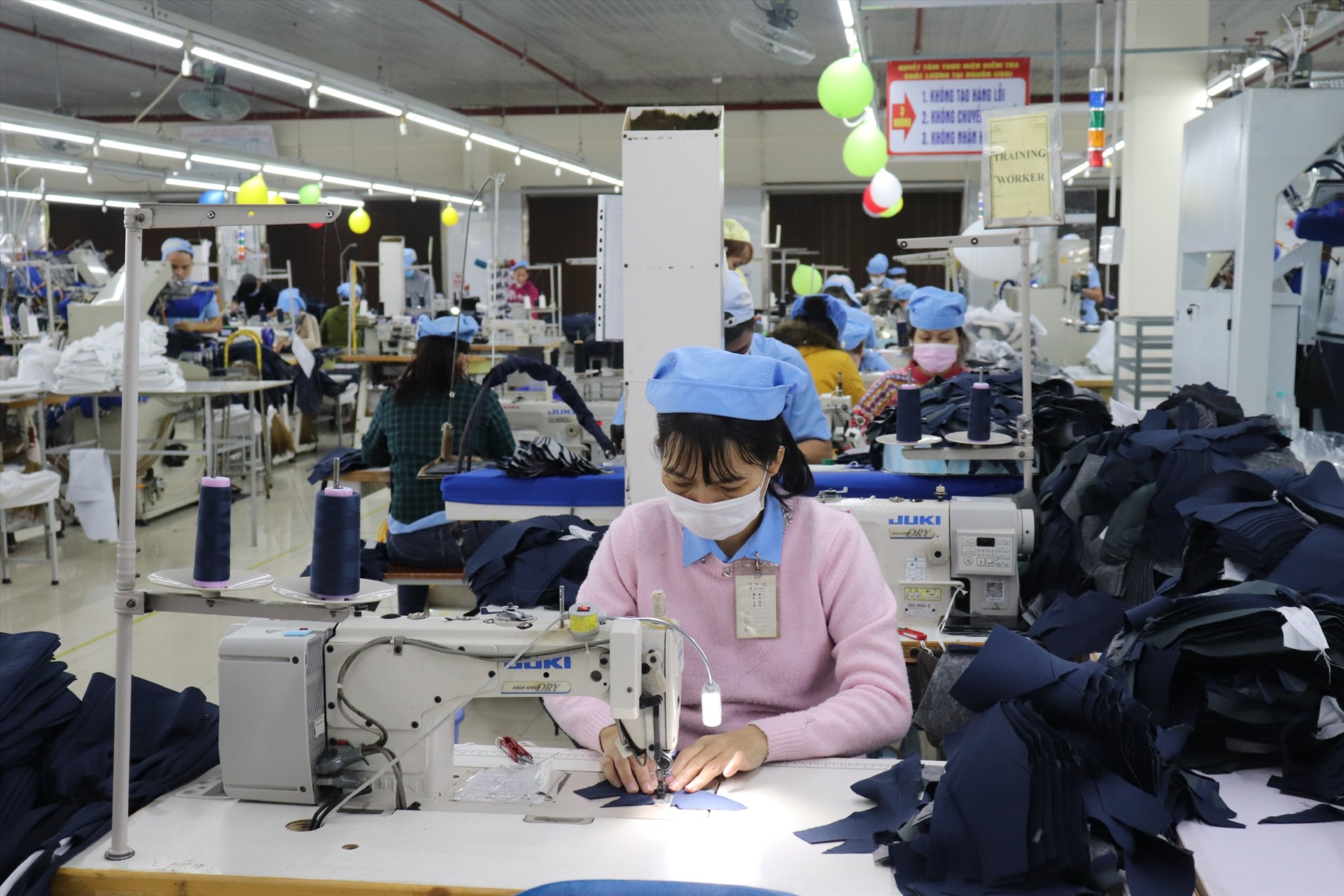 160 gian hàng trưng sản phẩm công nghiệp tại Đà Nẵng thuộc lĩnh vực cơ khí chế tạo, sản xuất lắp ráp ôtô, điện tử, công nghiệp công nghệ cao, dệt may, da giày.. Ảnh minh họa: Nguyễn Linh