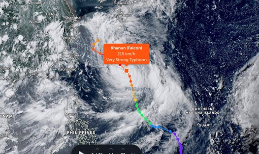 Hướng đi của bão Khanun rất phức tạp khiến các nhà dự báo chưa xác định được vị trí đổ bộ. Ảnh: Zoom Earth