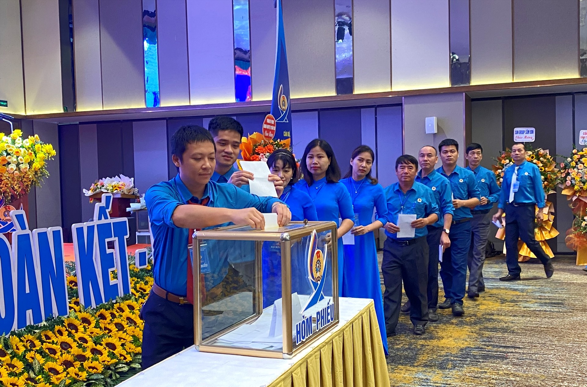 Các đại biểu bỏ phiếu bầu Ban Chấp hành Công đoàn TP.Sầm Sơn khoá X (nhiệm kỳ 2023-2028). Ảnh: Minh Hoàng