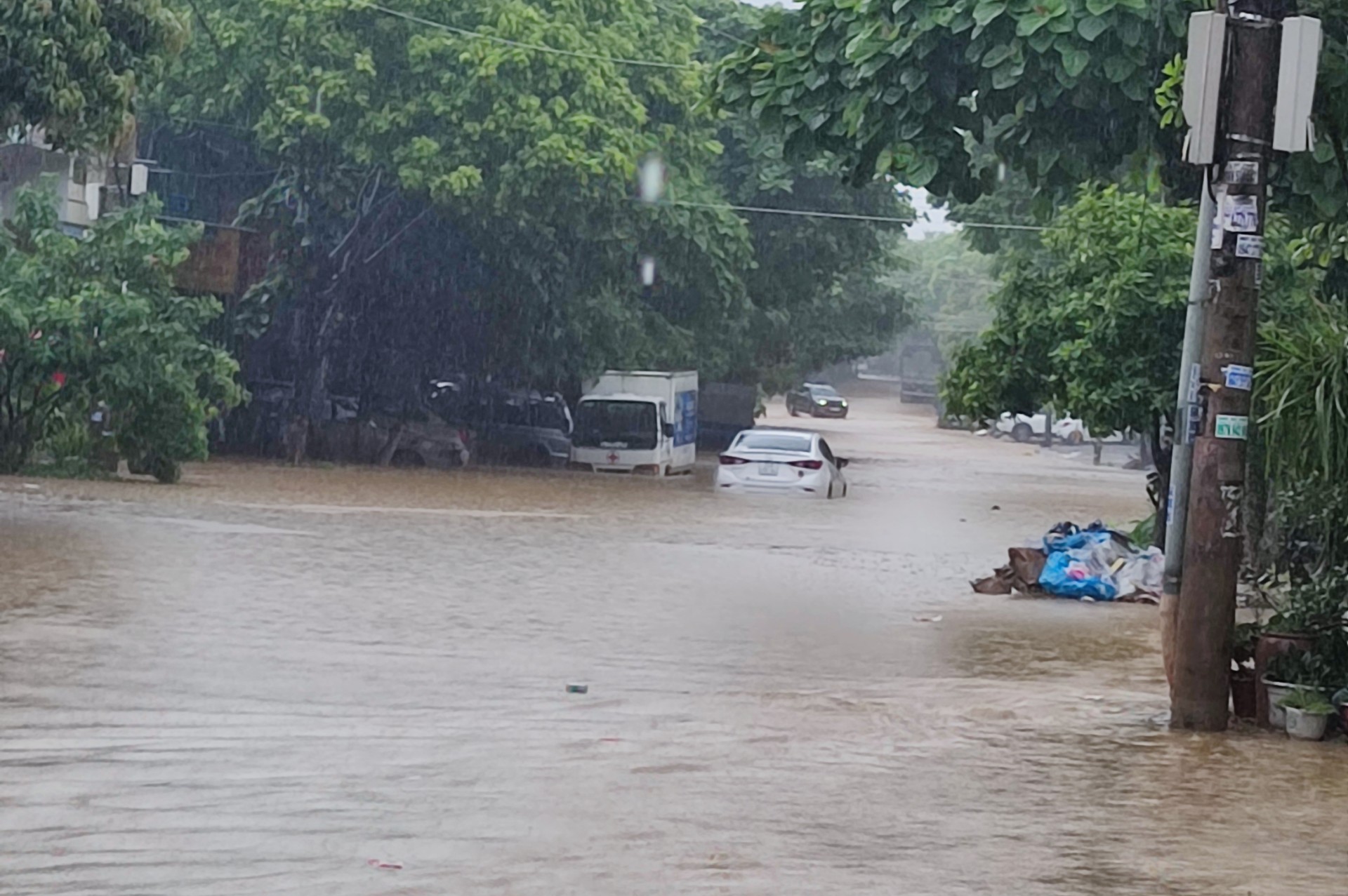 Trên đường Trần Hưng đạo, đoạn qua phường Nam Cường và Bắc Lệnh, mưa lớn cũng làm ngập làn đường, nhiều ô tô bị mắc kẹt không thể di chuyển.